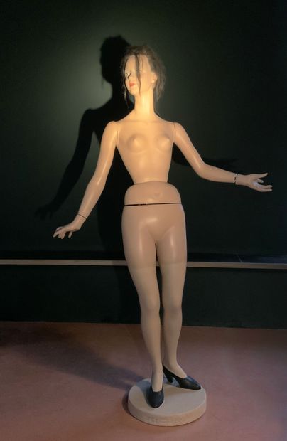 Mannequin féminin ABS peint 
H : 186 cm