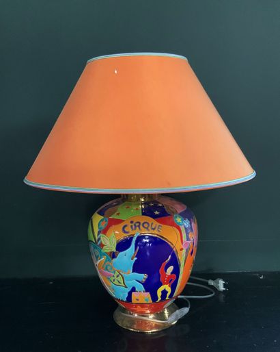  Longwy 
Lampe cirque à décor d'émaux polychromes de scène de cirque 
H : 62 cm avec...