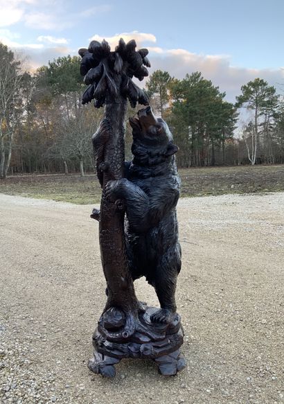 Ours en bois sculpté debout tenant un arbre...