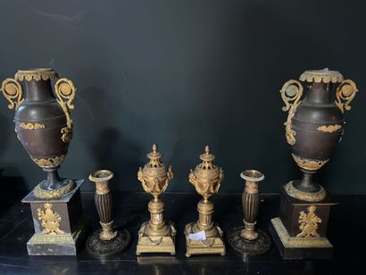  Ensemble comprenant: 
Paire de bougeoirs cassolette en bronze ciselé et doré
 
Paire...