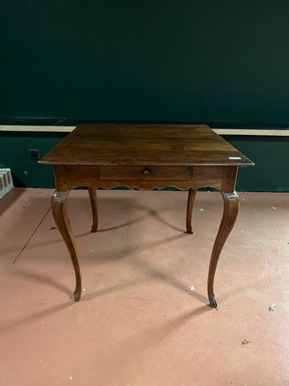 Petite table en bois à deux tiroirs 
72 x...