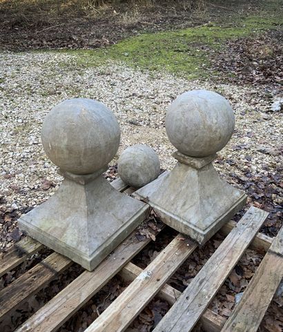 Deux chapiteaux de colonnes à décor de sphères...