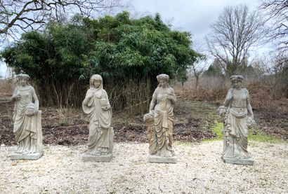 null 
Quatre sculptures à décor des quatre saisons en pierre reconstituée




H :...