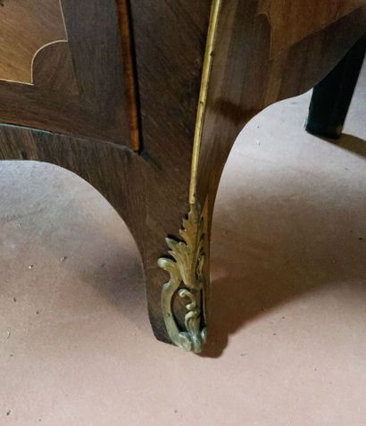 null Chest of drawers inlaid with quarte leaves of rosewood in frames of rosewood...