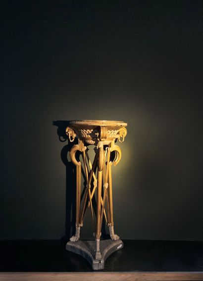 null Athénienne en bois mouluré, sculpture doré et rechampi gris, le plateau circulaire...