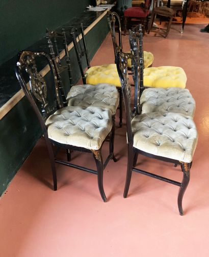 null Ensemble de six chaises , trois paires de chaises différents modèles, peint...