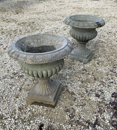 Deux larges vases Médicis en ciment pierre...