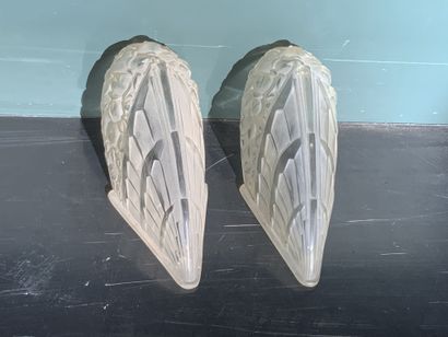  Paire d’appliques en verre moulé 
Style Art déco 
H : 31 cm