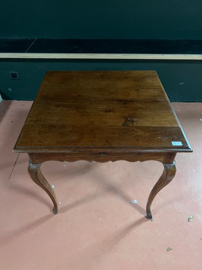 null Petite table en bois à deux tiroirs

72 x 72 x 67 cm