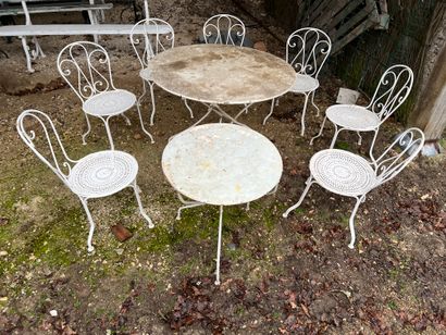 null Deux tables en métal partiellement laqué blanc et sept chaises assorties