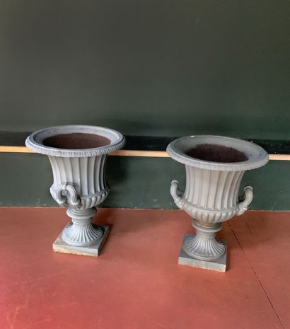 null Paire de vases Médicis en fonte, la panse à canaux et godrons laqués gris

H :...