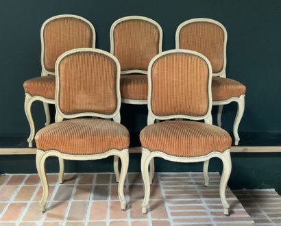 null Cinq chaises en bois sculpté rechampi crème, dossier et assise à garniture de...