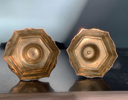  Paire de bougeoirs en bronze ciselé doré 
Style Régence 
H : 25 cm