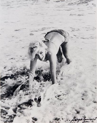 George BARRIS (né en 1928) Marilyn dans l'eau Tirage argentique 1987, signé au feutre...