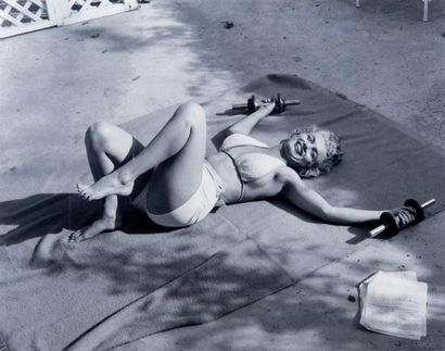 André de DIENES (1913-1995) Marilyn aux altères, 1953 Tirage jet d'encre sur papier...