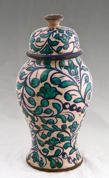 MAROC Vase couvert en terre cuite vernissée à décor de frises végétales Haut.: 19...