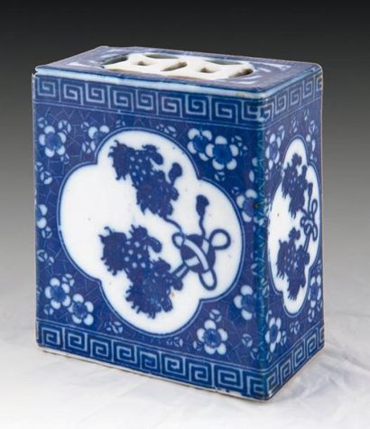 null POT POURRIS chinois en porcelaine à décor bleu et blanc Haut.: 13,5 cm