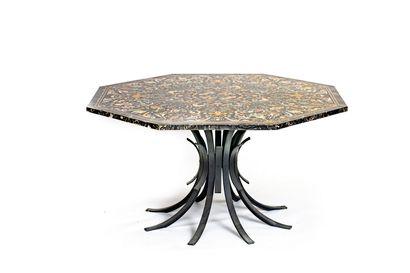 null Importante table, le plateau en scagliola de

marbre à décor floral et géométrique...