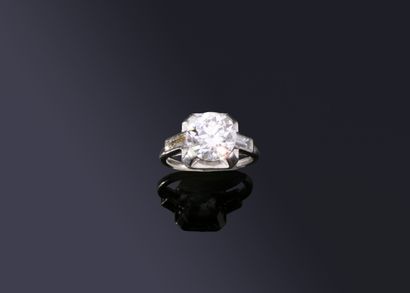 null BAGUE en platine (950‰) serti d’un diamant taille ancienne, épaulé de deux diamants...