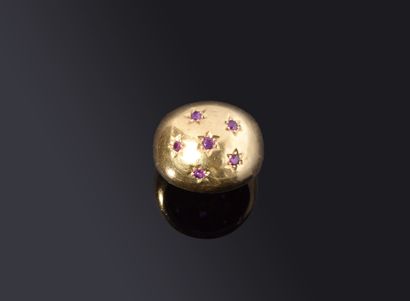 null BAGUE « boule » en or jaune (750‰) orné de six pierres roses en serti étoilé...