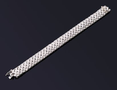 null BRACELET souple « treillis » en or gris (750‰) ajouré entièrement serti de diamants...
