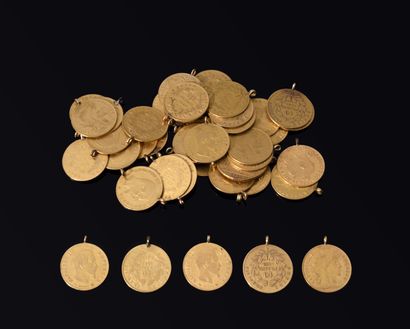 null 50 pièces de 10 francs français montées en pendentif avec bélières en métal...