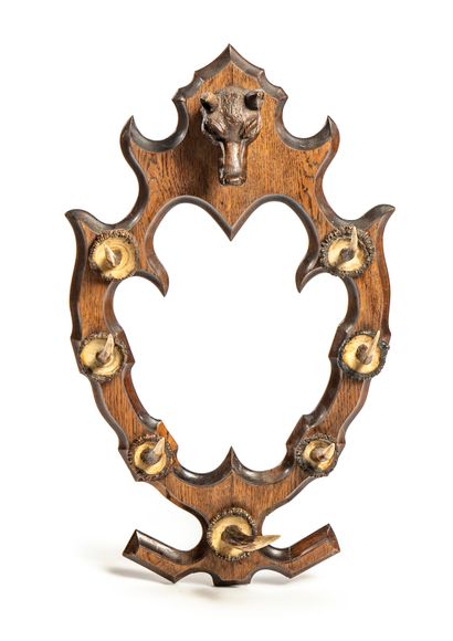 LYRE PORTE FOUET LYRE WHIP HOLDER 
In wood decorated with a wolf's head