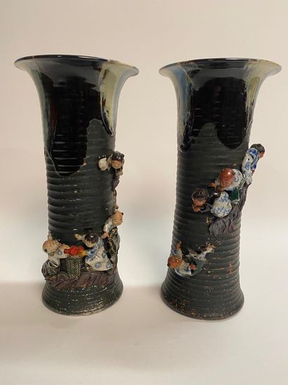 null Chine
Paire de vases de forme cornet en porcelaine à fond noir et marbré à décor...