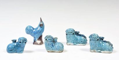 null Chine
Réunion de quatre porte-baguette en forme de lions couchés en porcelaine...