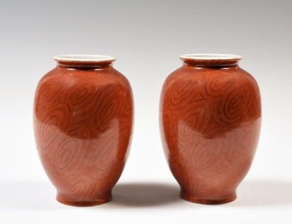 Chine
Paire de vases oblongs en porcelaine...