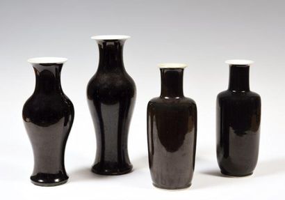 Quatre vases balustres émaillés noir