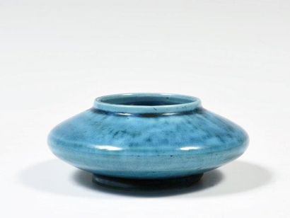 null Chine
Lave-pinceaux circulaire en biscuit émaillé turquoise
Période Kangxi (1662-1722)...