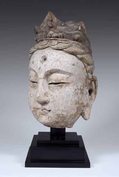 null Importante tête de bodhisattva
Chine, circa XIIIe - XIVe siècle
Pisé polychrome.
H....