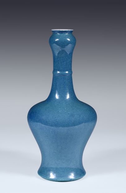 null Vase balustre à col
en forme d’oignon
Chine, circa XIXe siècle
Porcelaine à...