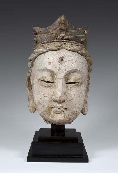 null Importante tête de bodhisattva
Chine, circa XIIIe - XIVe siècle
Pisé polychrome.
H....