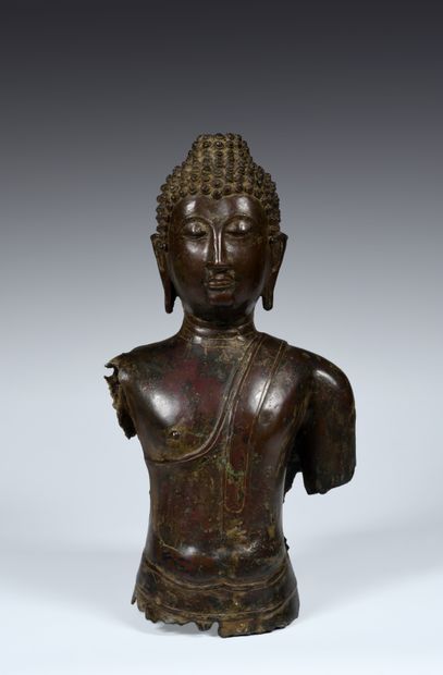 null Buste de Buddha
Thaïlande, circa XVe siècle
alliage cuivreux
H. 46 cm
Beau buste...