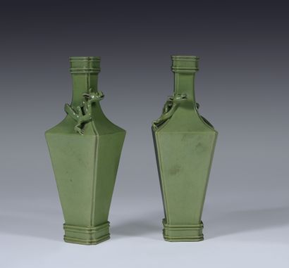 null Paire de vases balustres
de section carrée
Chine, circa XIXe siècle
Porcelaine...