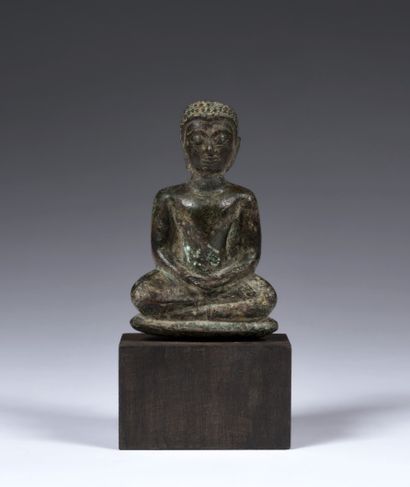 null Petit Buddha assis en méditation
Thaïlande, circa XVIesiècle
Alliage cuivreux.
H....