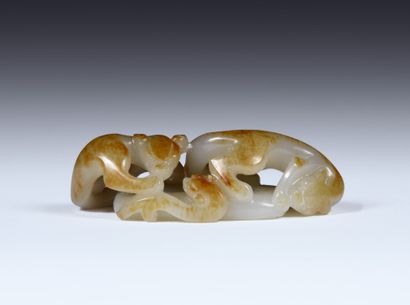 null Trois chilongs
Chine, circa XIXe - XXe siècle
Néphrite (jade) céladon et rouille.
L....
