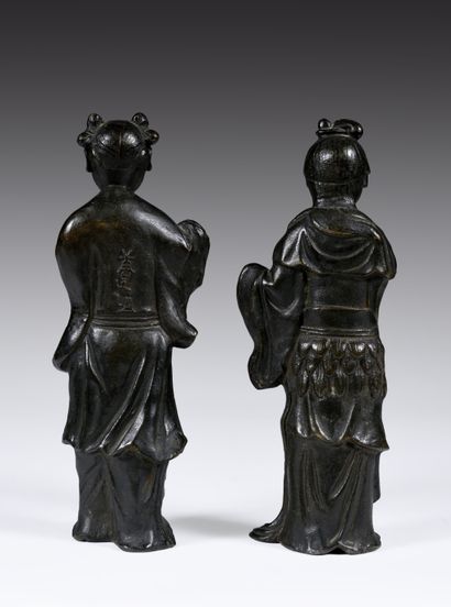 null Deux attendants
Chine, circa XVIIIe siècle
Alliage cuivreux,
H. 26 cm
Figurés...