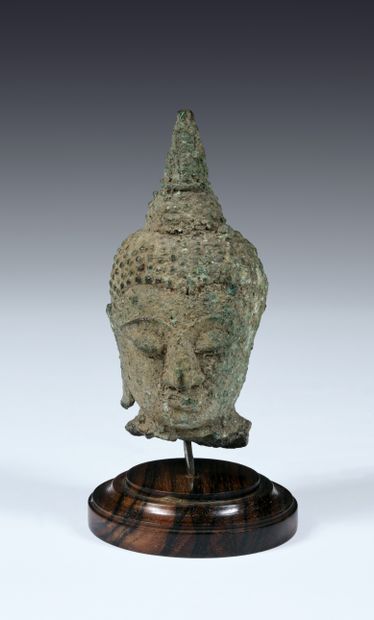 null Tête de buddha
Thaïlande, circa XVIe - XVIIe siècle
Alliage cuivreux fortement...