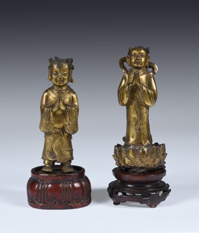 null Deux adorant
Chine, Dynastie Ming, circa XVIe - XVIIe siècle
Alliage cuivreux...