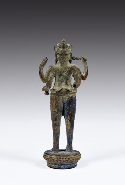 null Vishnu
Empire Khmer, circa XIIe siècle
Alliage cuivreux oxydé.
H. 14 cm
Provenance...