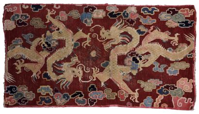null Tapis
Tibet
Laine. 87 x 170 cm
Beau décor de deux dragons
affrontés parmi les...