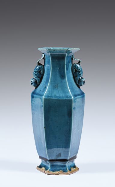 null Vase balustre hexagonal
Chine, époque Kangxi (1662-1722)
Biscuit émaillé turquoise,
H....