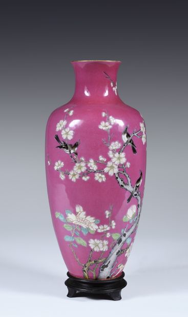 null Vase à décor de pies
sur des branches de prunus
Chine XXe siècle
Porcelaine...