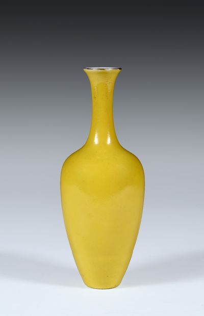 null Petit vase à col élancé
Chine, circa XIXe siècle
Porcelaine monochrome jaune,
H....