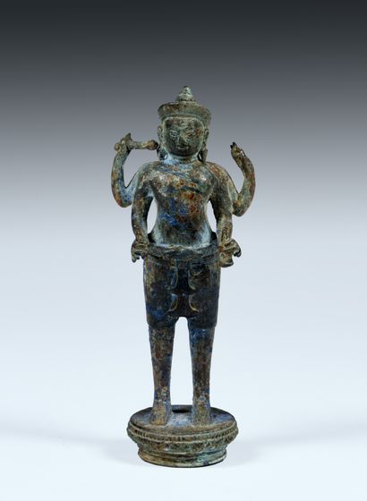 null Vishnu
Empire Khmer, circa XIIe siècle
Alliage cuivreux oxydé.
H. 14 cm
Provenance...