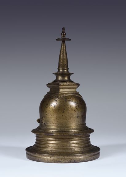 null Stupa
Sri Lanka, circa XVIIIe - XIXe siècle
Alliage cuivreux,
H. 28 cm