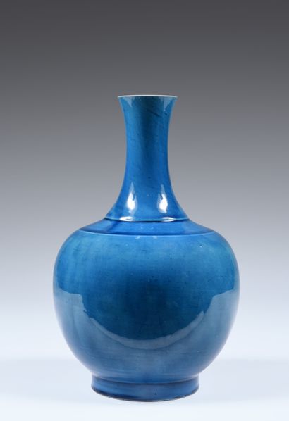 null Vase de forme balustre
à panse ovoïde
Chine XIXe siècle
Biscuit émaillé turquoise,
H....